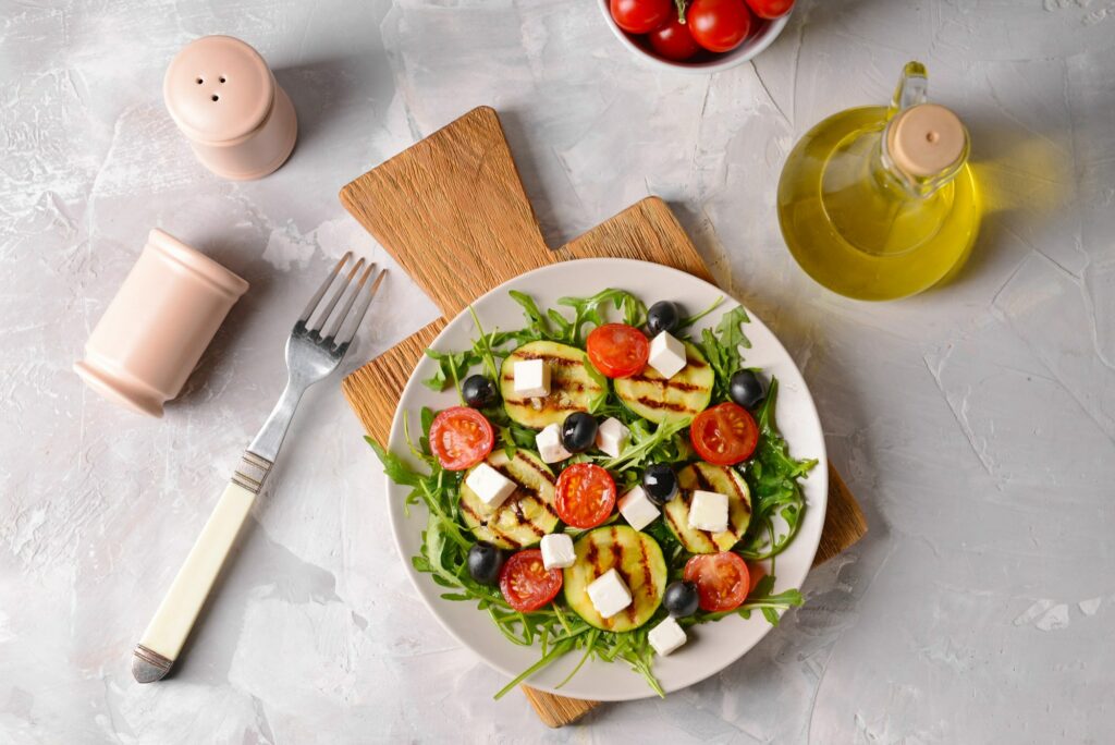 Aceitunas ensalada dieta mediterránea